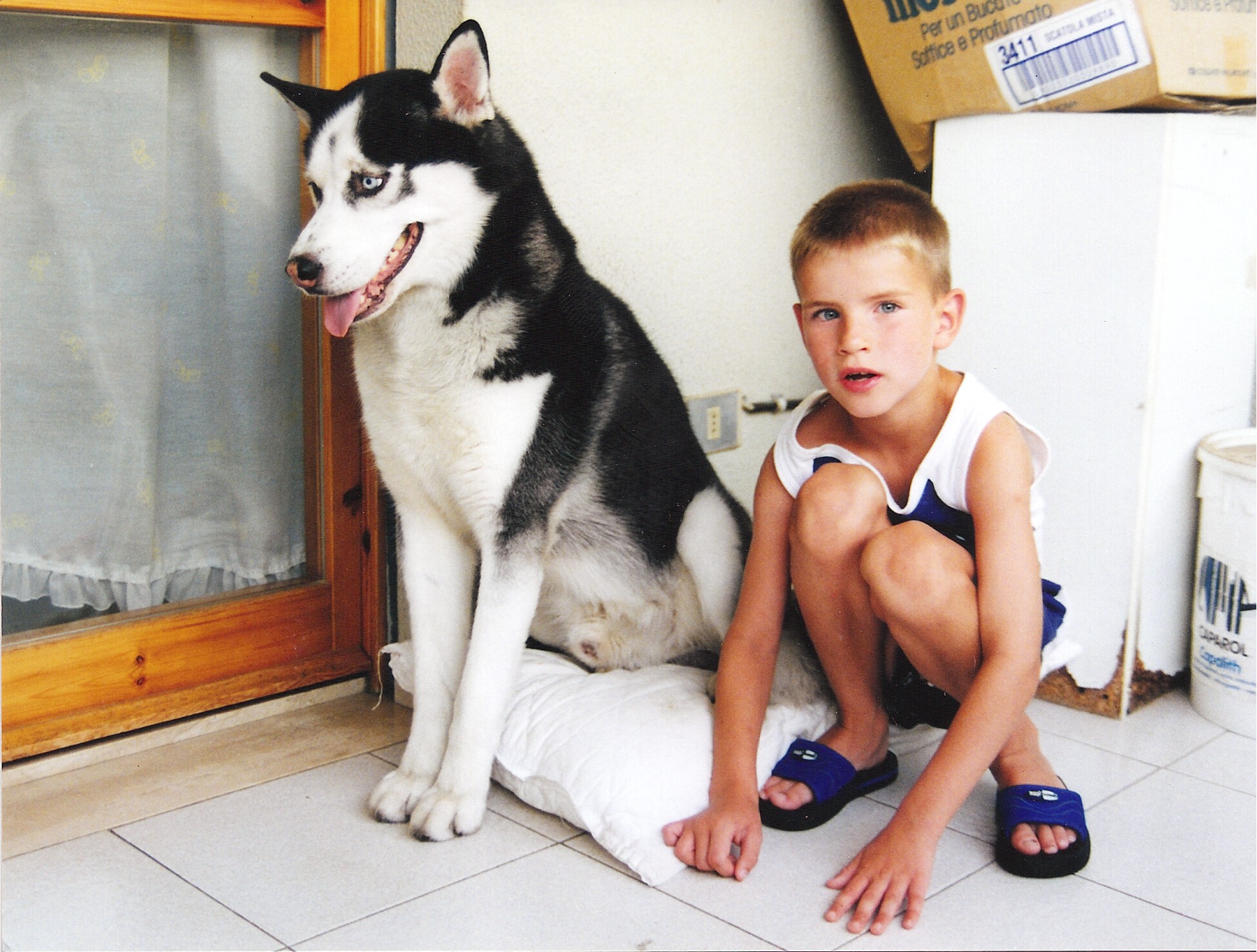 Vasili da bambino in Bielorussia con il suo cane